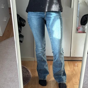 Blåa Y2k bootcut jeans.  - Säljer ett par blåa Y2k bootcut jeans från Gina Tricot. Knappt använda och dom är i mycket bra skick. Köparen ansvarar för frakten. 