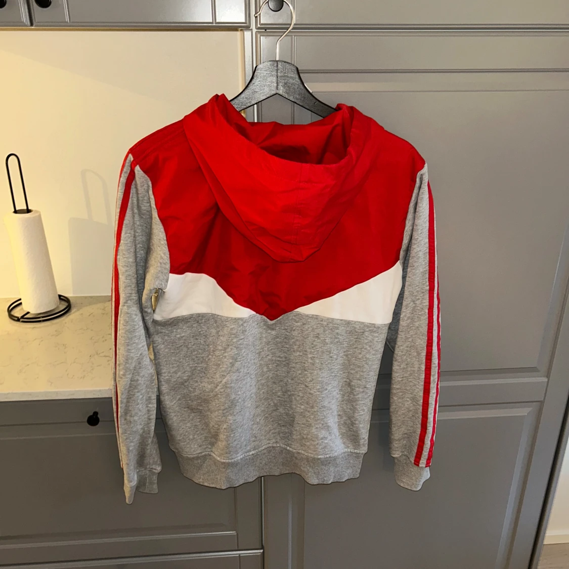 Adidas röd och grå hoodie med dragkedja - 1