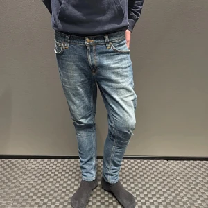 Nudie jeans - Väldigt snygga nudie jeans.😁perfekt för en stilren look. Först till kvarn😁