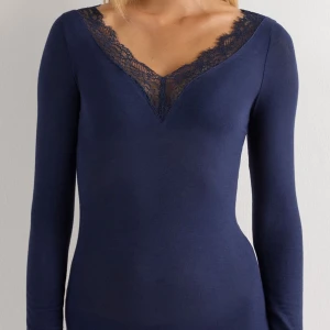 Intimissimi tröja med spets - Trendig och fin, använd få gånger! En liten liten tråd har gått upp och orsakat ett pyttelitet hål på armen men verkligen inget som tänks på! Lite noppror kan förekomma 💘Passar även mig som har S💘💗💕