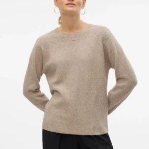 Stickad tröja från Vero Moda - Beige stickad tröja från Vero Moda. Storlek XS. Originalpris: 299kr. Använd några gånger men har tröttnat.