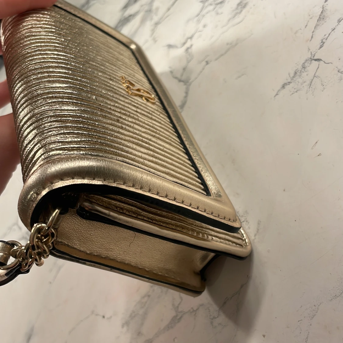 Guldig handväska från Victoria's Secret - 3