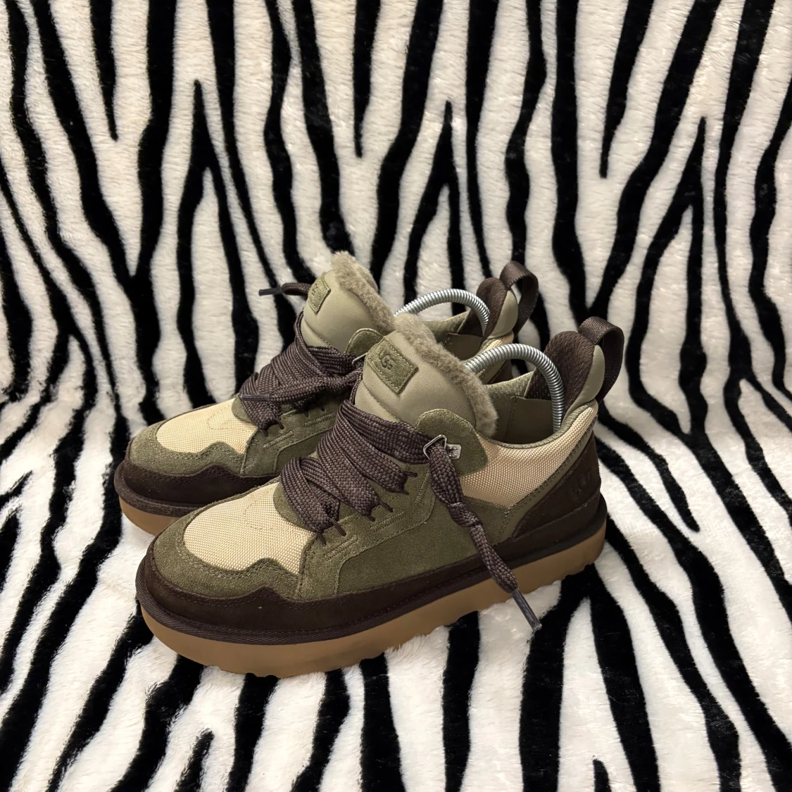 UGG sneakers i beige och olivgrön