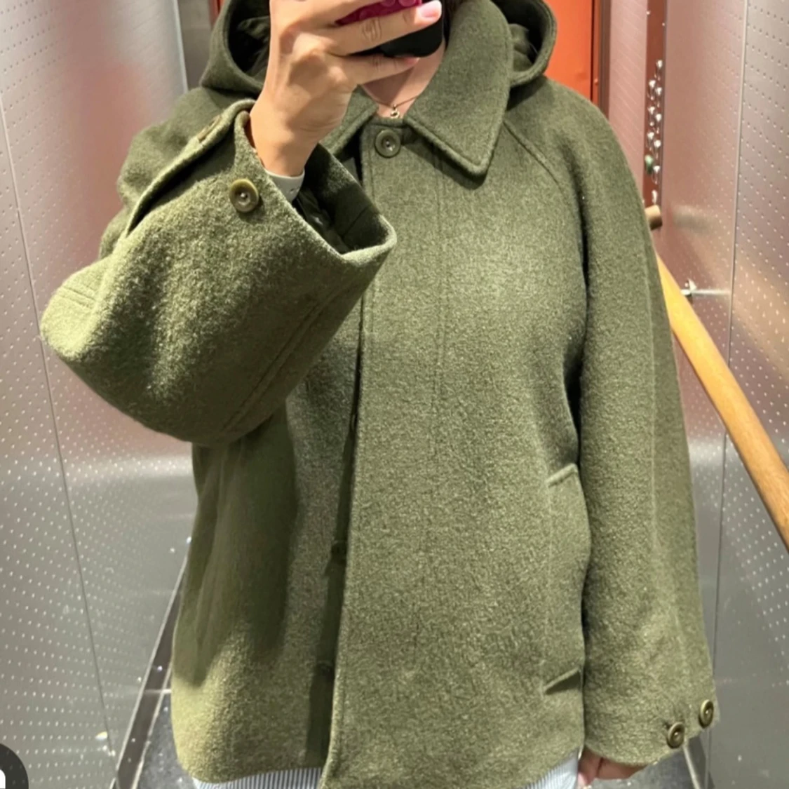 Olivgrön ulljacka med huva från COS - 2