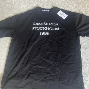 Acnestudios t shirt s - Acne studios t shirt i fint skick (8/10) i storlek S men passar M bättre. Passformen är baggy och t-shirten passar runt 180 cm | skickas med tag, skriv vid någon fundering✅ 
