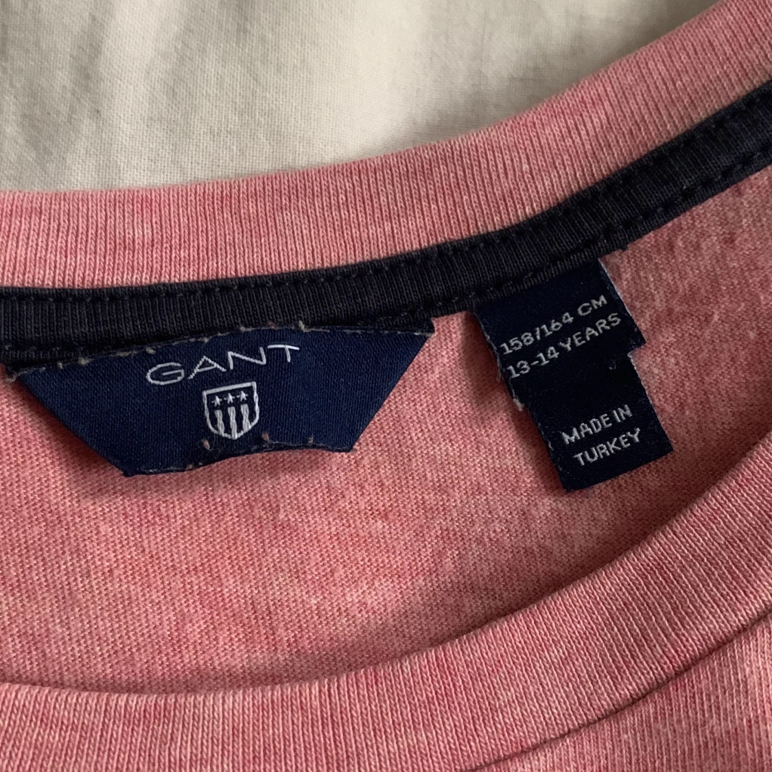 Rosa GANT t-shirt med guldtryck - 2