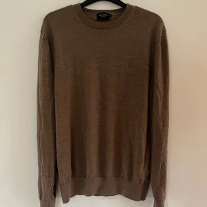 Brun merinullströja - Brun perfekt tröja nu till höst och vinter i 100% merinoull Köpt för över 1200kr. Den är i storlek XL men sitter som en M/L!