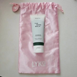 Mantle The Bare Balm Rengöringsbalm 75ml - Mantle The Bare Balm är en rengöringsbalm som effektivt löser upp smuts och makeup. Den innehåller ingredienser som havreolja, klorofyll och fermenterad honung. 75 ml.  Ord pris 320kr