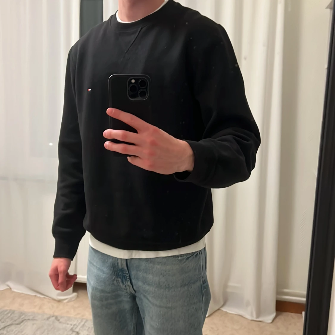 Svart sweatshirt från Tommy Hilfiger - 1