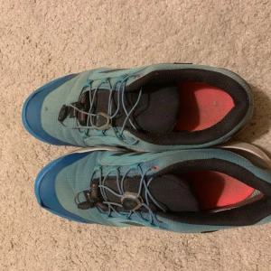 Adidas Terrex blå sneakers strl 39 - Adidas Terrex strl 39 funkar för 38.5. Bra skick har mycket kvart att ge.Liten anmärkning se bild påverkar inte funktionen 