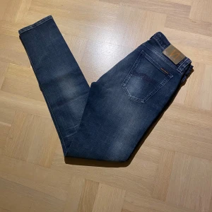 Nudie jeans - Jag säljer ett par riktigt snygga jeans från nudie jeans🙌 || De är i mycket gott skick!|| L-32 W-30|| Kontakta mig om fler frågor😉||