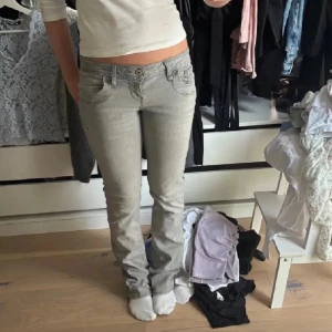 Valerie jeans Ltb - Snygga grå jeans från Ltb med bootcut passform och låg midja. Klassisk femficksdesign, tydliga sömmar och logga på bakfickan. Jeansen har en cool, ljusgrå ton och är tillverkade i mjukt jeanstyg som sitter skönt och följer kroppen. 32 i längden knappt använda 