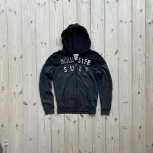 Hollister kofta - Säljer nu denna feta Hollister koftan i riktigt bra skick. Storlek: S. Perfekt nu i höst! Det finns en väldigt liten fläck på tagen men det syns inte när man har på sig koftan. Skriv vid frågor eller för mer bilder! 🤩