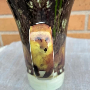 Keramikkopp med rävmotiv - Vacker keramikkopp med naturtroget rävmotiv, ca 13 cm hög. Perfekt för kaffe eller te. Motivet är tydligt och koppen ser ut att vara i mycket gott skick utan synliga sprickor eller nagg. Ett unikt tillskott till köket eller som present till djurälskare.