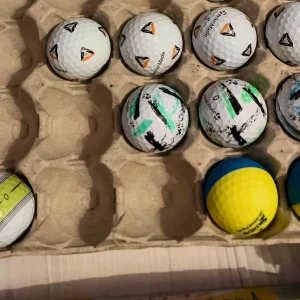 Begagnade golfbollar blandade märken - Skriv innan du beställer😁                                   50kr för ett dussin, priset kan variera dock beroende på bollen.  Stort parti begagnade golfbollar i olika färger och märken, bl.a. Titleist Pro V1, Callaway, TaylorMade och Nike. Bollarna är i varierande skick, vissa med mindre slitage eller markeringar, andra i mycket gott skick. Perfekt för träning eller spel. Flera färger och modeller ingår. Pris kan diskuteras! Olika skick klassas in i A-C-E. Vid köp skriv!