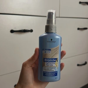 Schwarzkopf Blonde Lightening Spray - Hellt ny, Blonde Lightening Spray från Schwarzkopf med värmeaktiverad formula och arganolja. Ger gradvis ljusare blont hår med mjuka reflexer. Kommer i en ljusblå plastflaska med spraymunstycke, perfekt för dig som vill ha solkyssta blonda toner. 