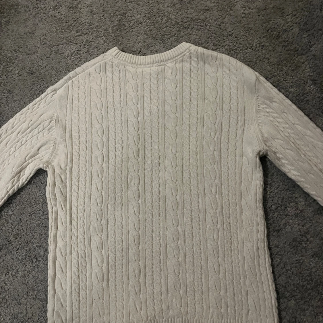 Helt ny vit kabelstickad tröja - 1
