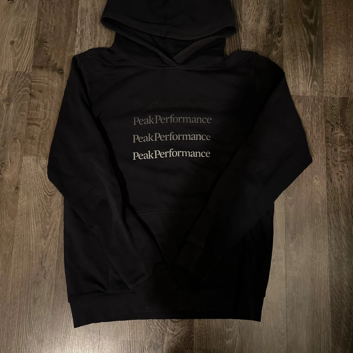 Svart hoodie från Peak Performance