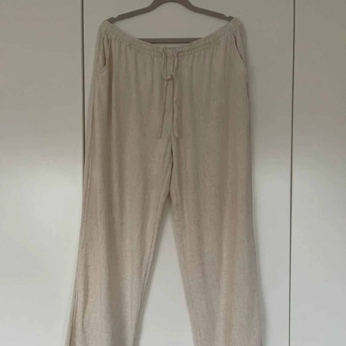 Beiga linnebyxor från Nelly med snörning