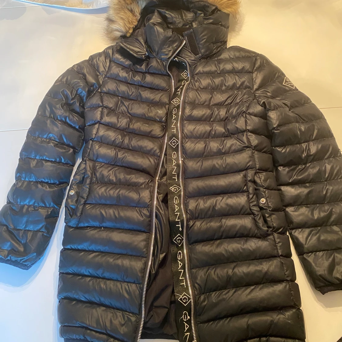 Svart lång dunjacka från GANT i storlek 170 - 3