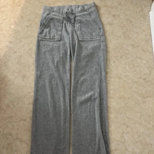 Grå Juicy Couture  - Grå mjukisbyxor från Juicy Couture i storlek XS. Väldigt fina och sköna att ha, men det är inte min stil längre så därför säljer jag dom, har tagit hand om dom och varit jätte försiktig med dom när jag använder så den är i mycket bra skit! 