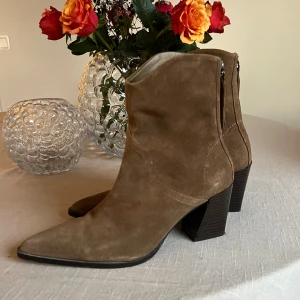 Zara ankelboots - Ankelboots i cowboystil i äkta mocka från Zara. Står storlek 36 men är mer som en 37-38. Använd enstaka gång då det tyvärr var för stor