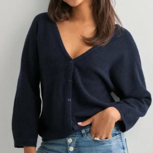 Back V-neck Knit Cardigan - säljer denna stickade kofta från Nelly, använd 2 gånger. Inga defekter! Nypris 400kr