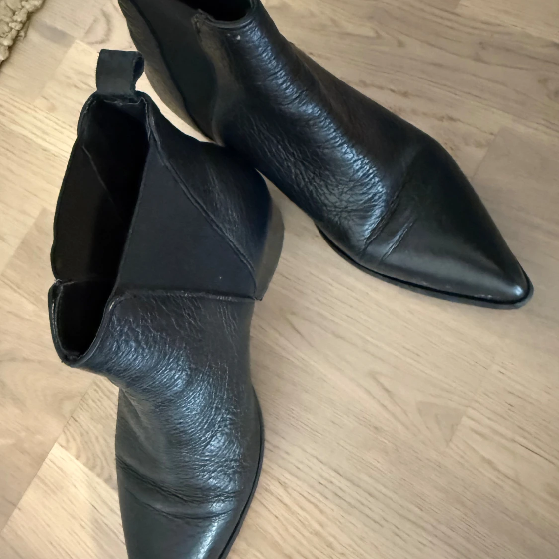 Svarta chelsea boots med spetsig tå 
