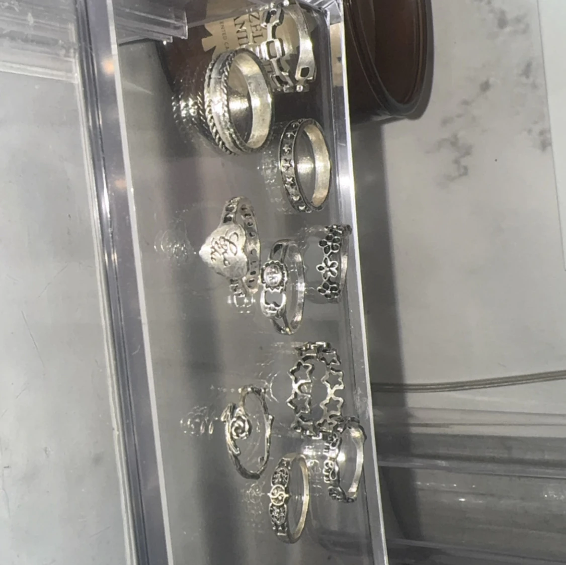 Set med silvriga ringar med mönster