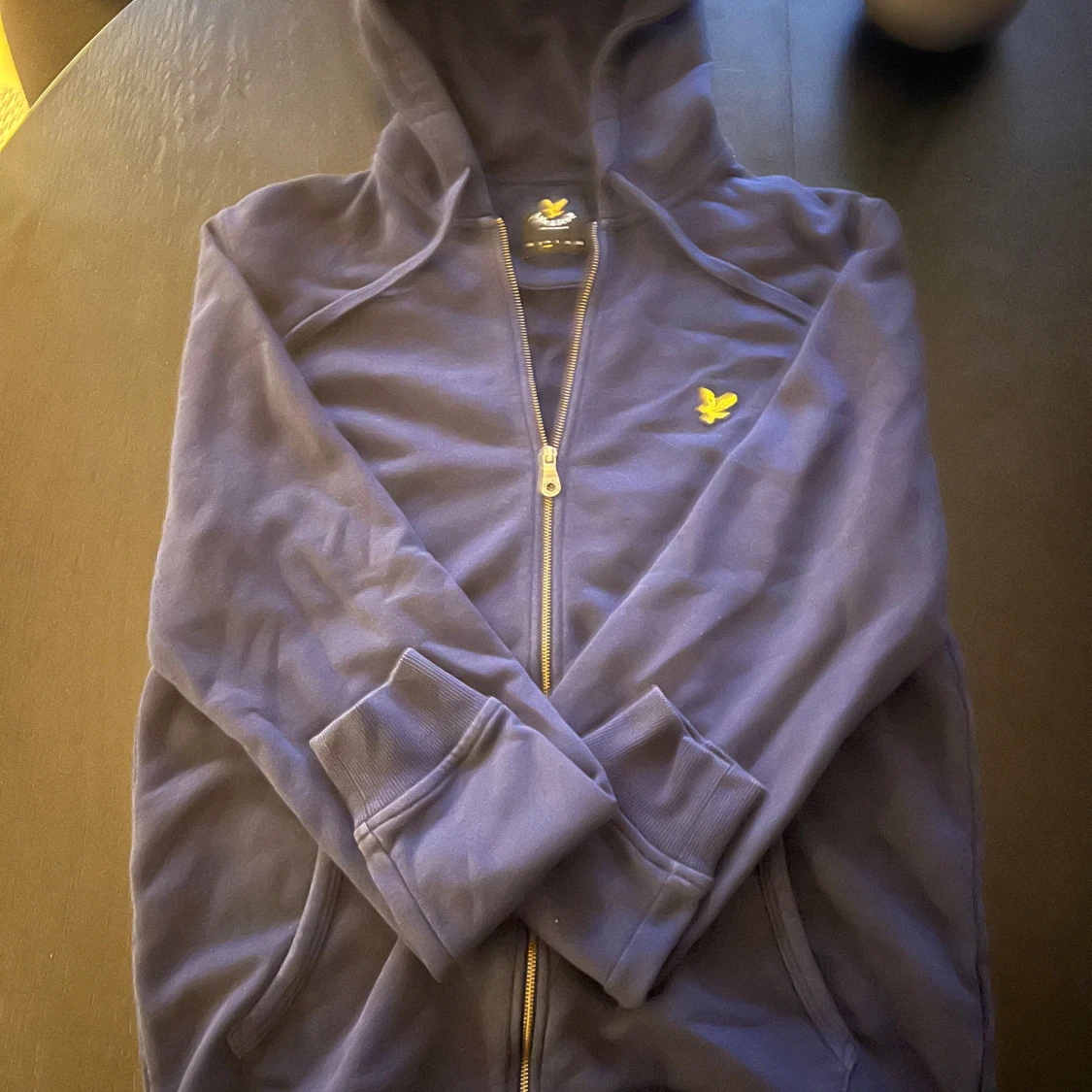 Marinblå hoodie från Lyle & Scott - 1