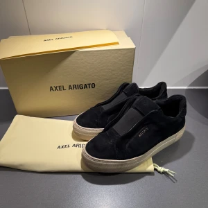 Svarta sneakers från Axel Arigato - Ett par axel arigato skor i modellen 360 laceless, en modell som inte finns kvar på deras hemsida. Kostade 2950kr nya, använda men fortfarande i fint skick. Original låda samt allt inuti fraktas med 💓