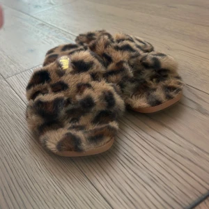 Leopardmönstrade fluffiga sandaler - Supermjuka sandaler med leopardmönster och öppen tå. De har en fluffig pälsimitation i leopard. Oanvända!