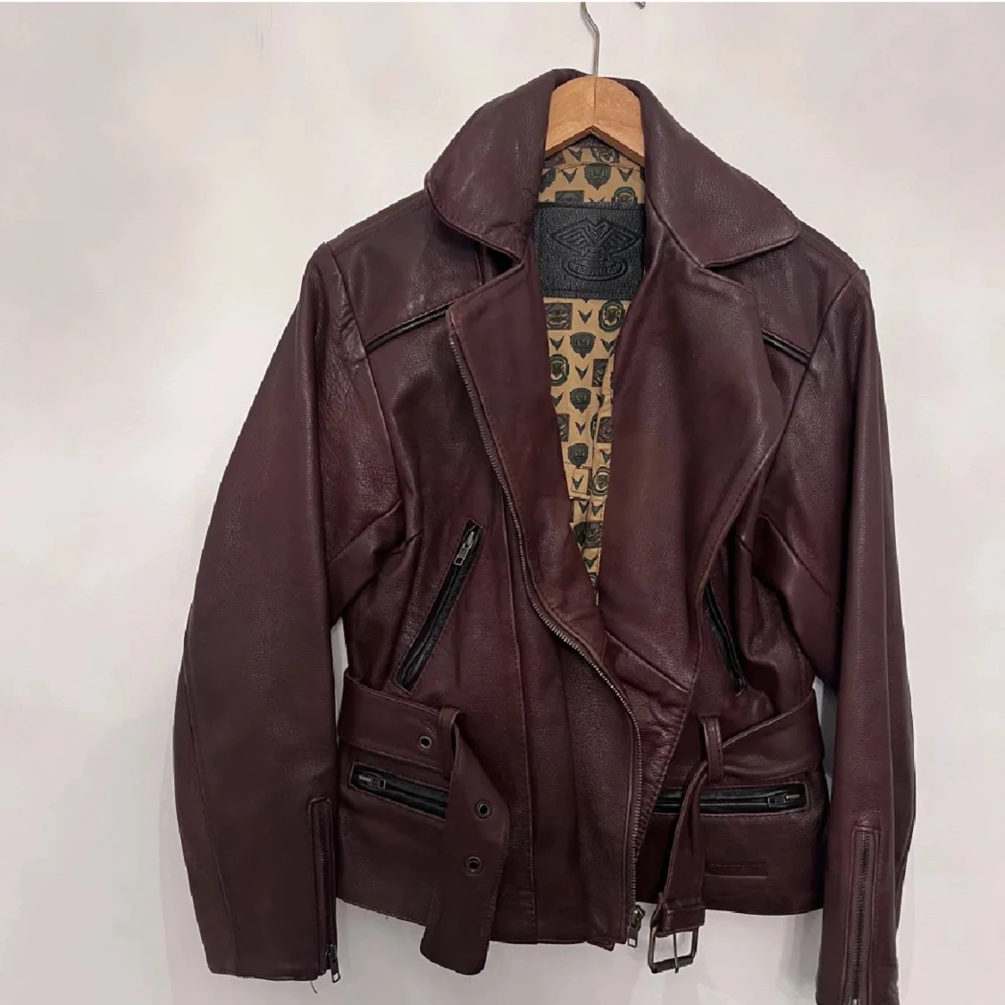 Mörkbrun skinnjacka med bälte