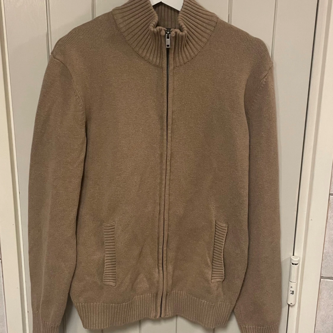 Beige stickad kofta från Dressmann