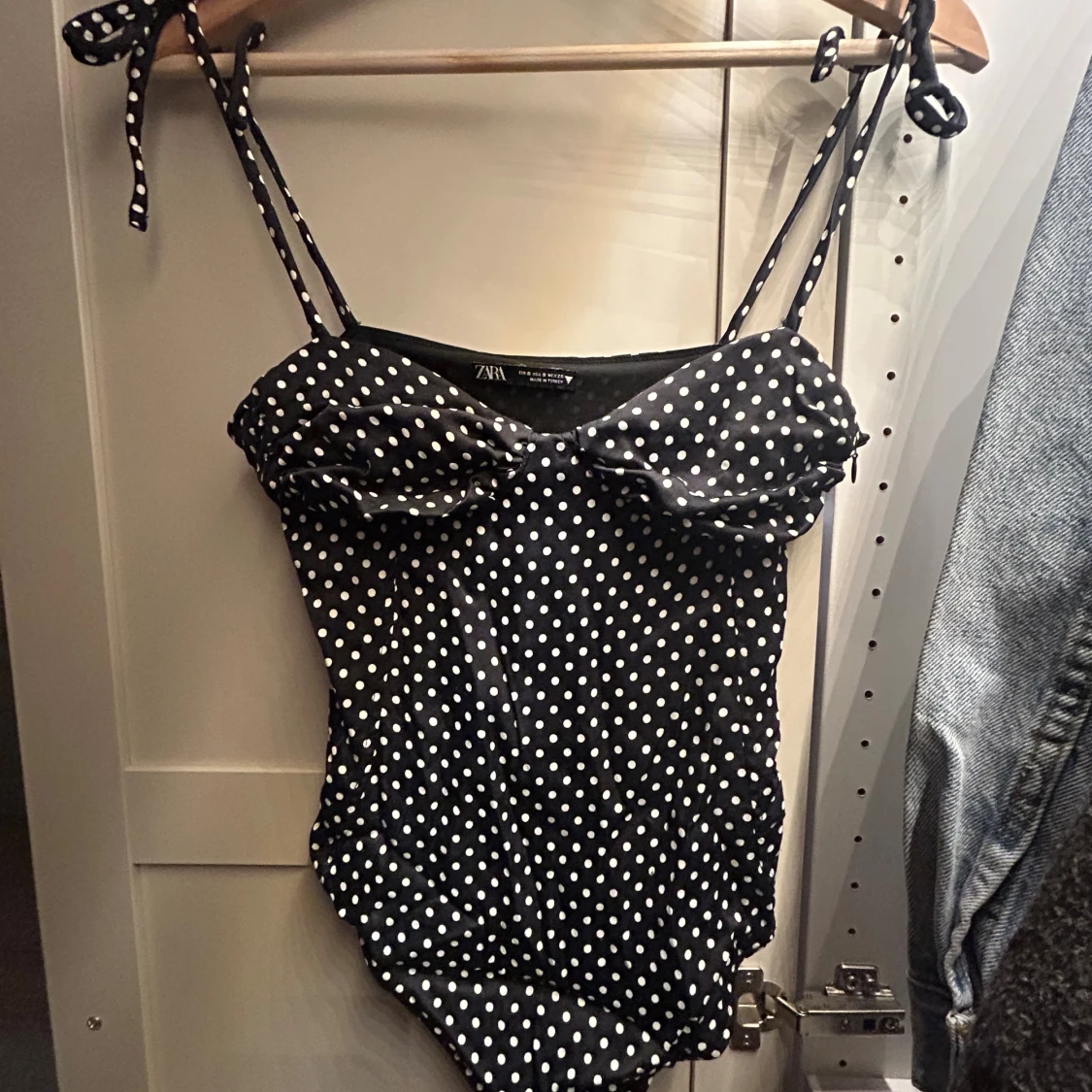 Svart prickig body från Zara - 1