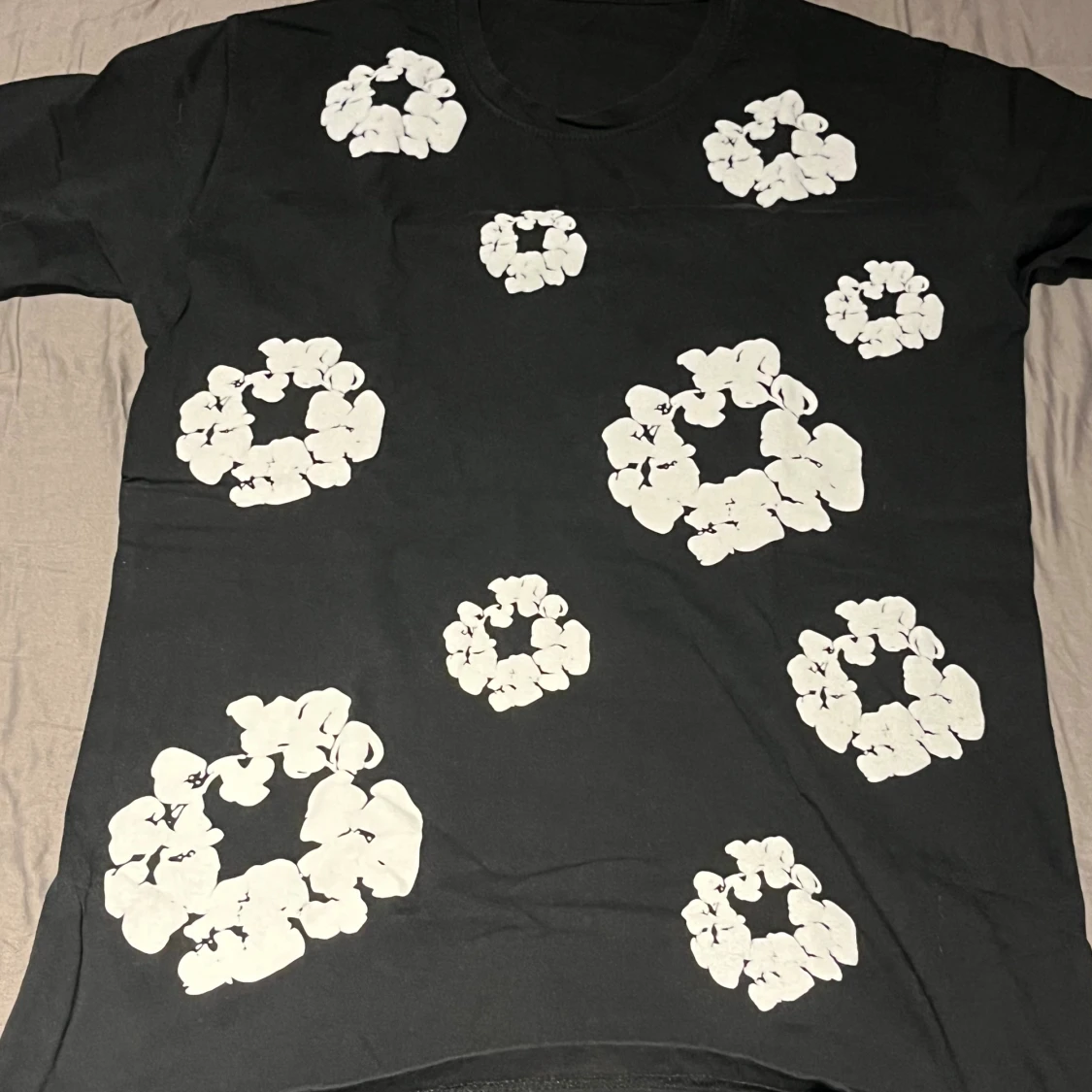 Svart t-shirt med vita blommor