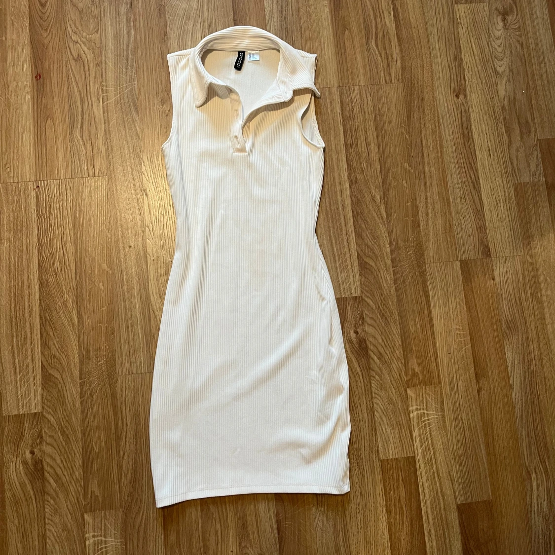 Vit ribbad ärmlös klänning H&M