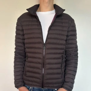 Colmar jacka - Hej säljer nu min fina Colmar jacka i stolek 50 (M). Den är i princip nyskick (se bild 5) och är super snygg vid höst/vintern. Nypris +- 4000kr! Glöm inte följa🌊🍾