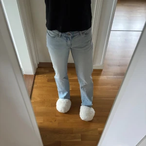 Ljusblå raka jeans med låg midja  - Säljer ett par lågmidjade, ljusblåa jeans i bra skick. Det är Abrand Jeans, alltså är de köpta dyrt. Moddellen är ganska rak i benen, men som sagt låg midjade💕