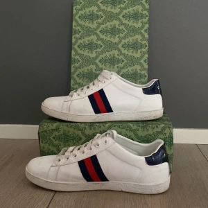 Gucci vita  - Säljer nu mina favorit skor, har haft dem i någon månad och säljer nu dom. Extremt bra kvalite och skick. Dom är lite smutsiga på bilderna eftersom ingen rengöring är gjord då, vid ett köp så rengörs skorna noggrant och kan garantera att de kommer se som nya ut, storlek 43, allt orginal tillkommer även ett ”sales memo” som ska garantera äktheten och tilliten. Vid frågor eller liknande kontakta mig, vänlig hälsning!
