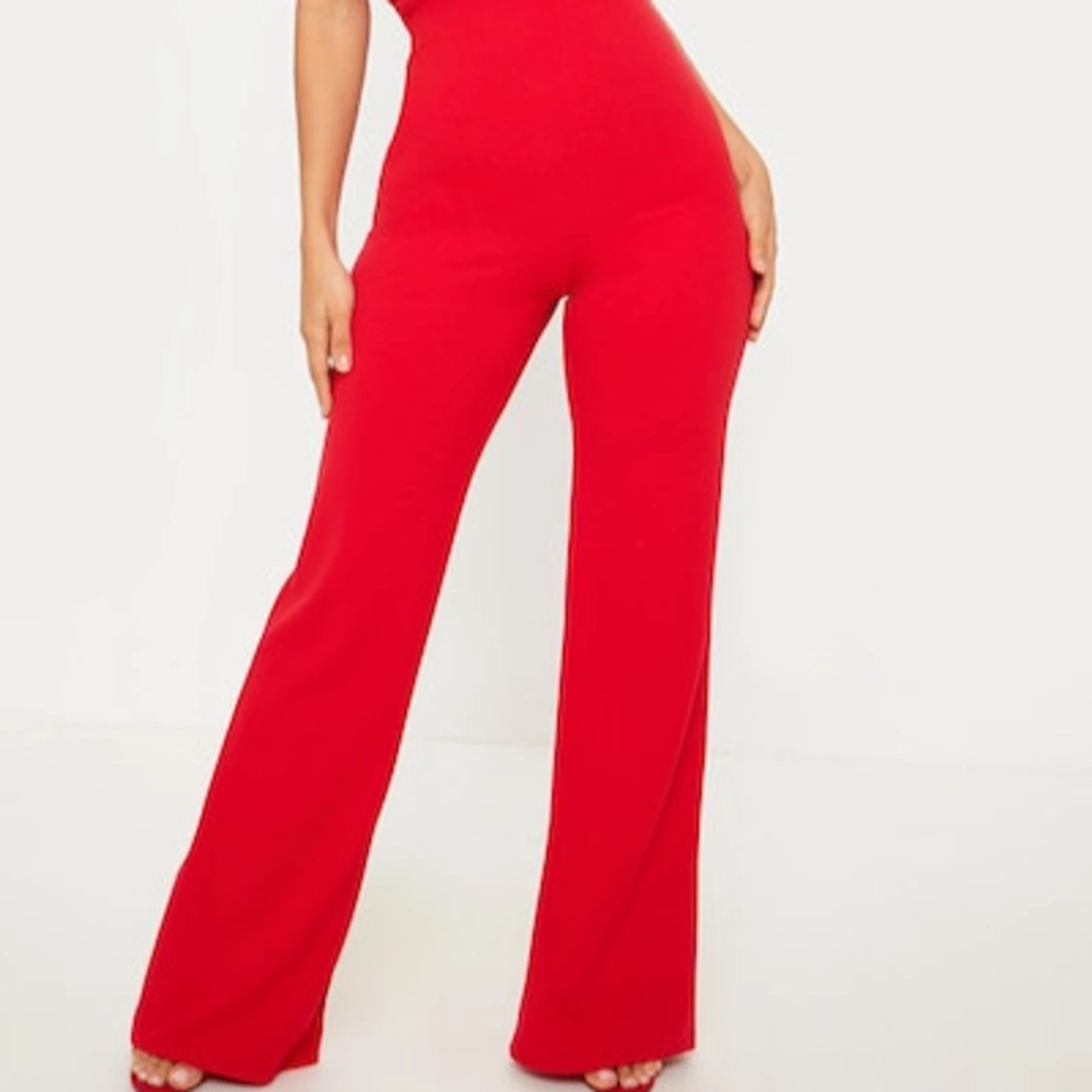 Röd one shoulder jumpsuit från PLT - 1