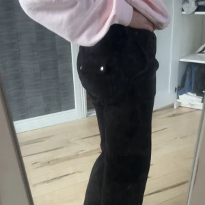 Juicy byxor  - Svarta juicy . Byxorna har fickor på sidorna och är gjorda i ett mjukt material som känns skönt mot huden. Perfekta för en chill och avslappnad stil.