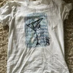 cheers 02 t-shirt - Säljer denna superfina tröjan från ladiach då den inte kommer til användning. Aldrig använd💕💕Den är i nyskick och går inte o köpa längre då den endast sålde 300st vid drop. Den är limited från hösten 2023🩷🩷