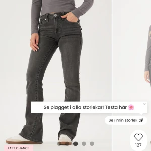 Svarta bootcut jeans från True Religion - Snygga svarta jeans från True Religion med bootcut passform och klassiska detaljer som markerade sömmar och silverfärgade knappar. Jeansen är midwaist. Använda få gånger och uppsydda så de ska passa folk som är 160. Pris kan diskuteras.