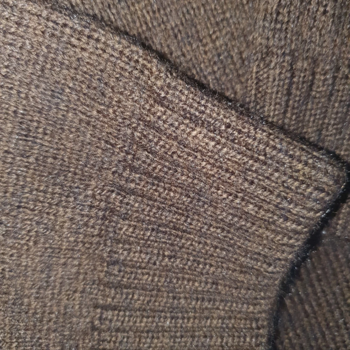 Brun stickad polotröja med A-märke - 2