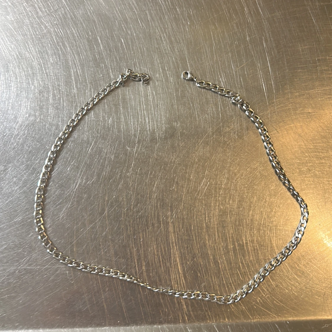 Klassisk silverfärgad kedjehalsband