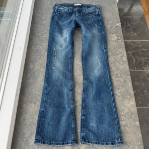 Lee jeans  - Så snygga jeans som tyvärr inte passar mig och har därför ingen bild på! Midjemått tvärsöver: 37cm Midjehöjden: 19cm Inerbens längden: 75-76💕