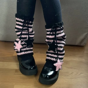 Virkade benvärmare  - Benvärmare virkade med svart och ljusrosa akrylgarn. Säljer en matchande mössa i min profil. Perfekt till hösten 💕