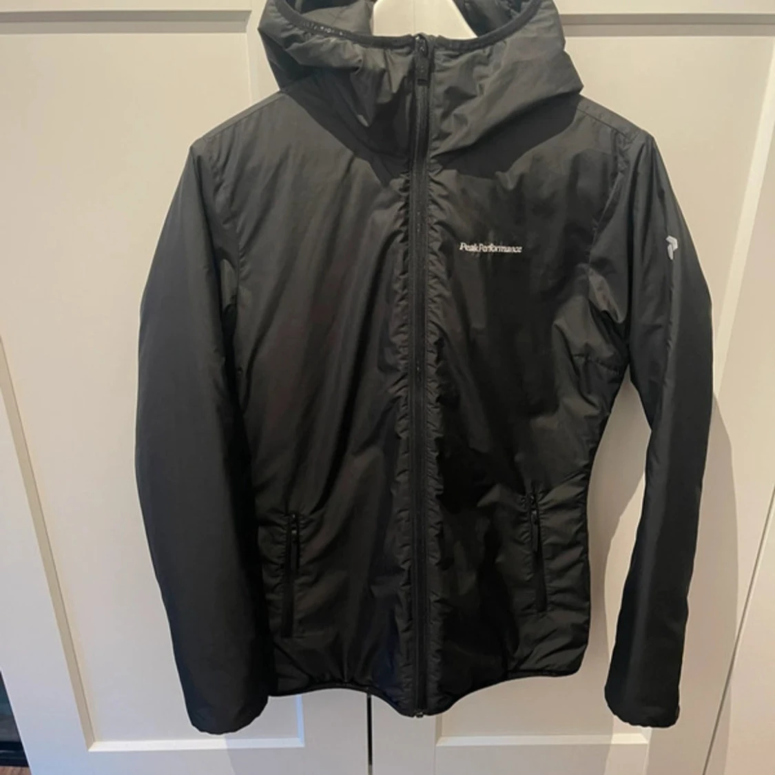 Svart vindjacka Peak Performance 