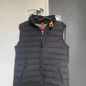 Svart dunväst från Parajumpers L - Svart dunväst från Parajumpers, storlek L sitter som M. Jätte fint skick, ser ny ut. 